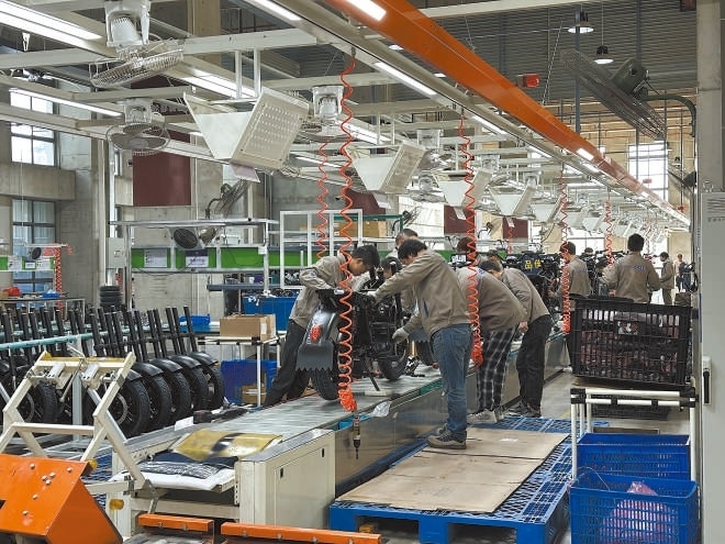  產(chǎn)業(yè)領(lǐng)跑 在長三角一體化發(fā)展格局下，新能源制造業(yè)通過產(chǎn)業(yè)集群協(xié)同發(fā)展，形成現(xiàn)代化產(chǎn)業(yè)體系。圖為位于江蘇常州市的比亞迪工廠內(nèi)，工作人員正在組裝銷往非洲國家的電動(dòng)摩托車。 拉丁美洲通訊社古巴籍?dāng)z影記者 朗尼·洛佩茲（中文名羅帥）攝