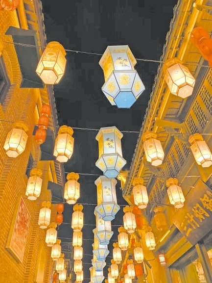  古城新韻 位于安徽安慶市安慶古城的倒扒獅歷史文化街區(qū)依江而建，在保留歷史建筑的同時(shí)，引入產(chǎn)業(yè)新業(yè)態(tài)，激發(fā)歷史文化街區(qū)活力，吸引了眾多游客前來游玩。 韓國籍視頻博主 金峻范攝