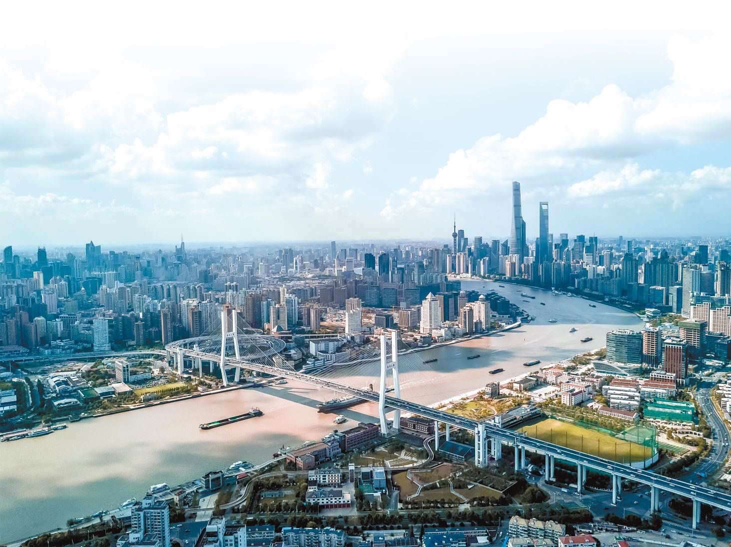  潮起東方 上海黃浦江兩岸高樓林立，風(fēng)光無限。近年來，上海以開放創(chuàng)新之姿，謀劃推動(dòng)高質(zhì)量發(fā)展，奮力開創(chuàng)長三角一體化新局面。 德國籍導(dǎo)演、建筑師、攝影師 馬克·西格蒙德攝 “起初，我被東方古國的悠久歷史文化吸引來到中國。在上海生活的10多年間，我見證了這座城市的發(fā)展歷程，也感受到它兼具傳統(tǒng)與現(xiàn)代的獨(dú)特魅力?！? /></p> <p style=