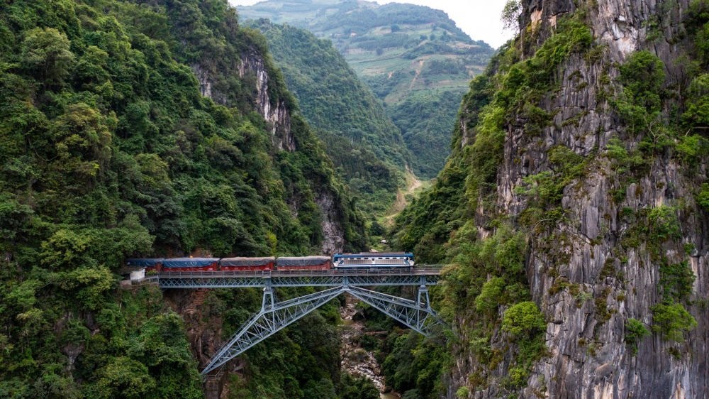 2023年6月20日，一列火車駛過人字橋。