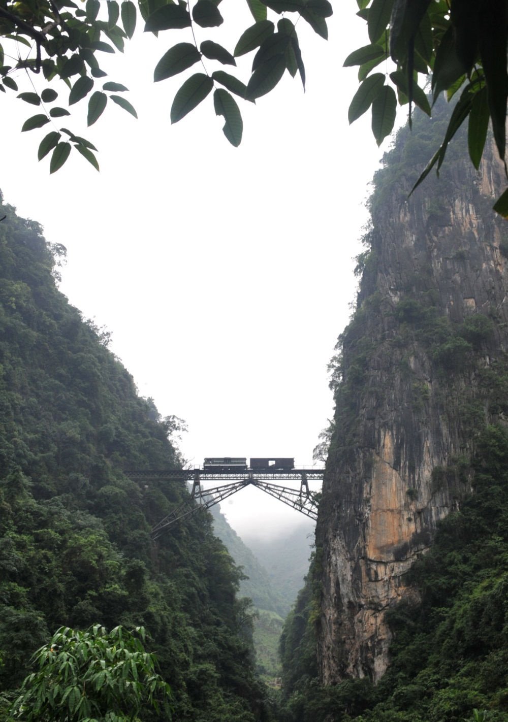 2009年6月1日，一列小火車從人字橋上通過。