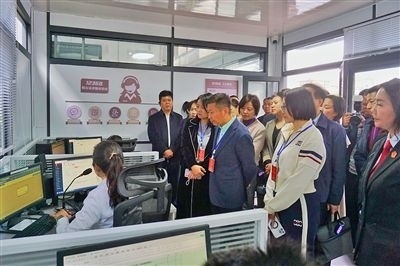  在昆明中院訴前調(diào)解工作室內(nèi)，代表們觀摩法官線上調(diào)解。