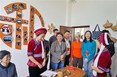  在大理法院喜洲法庭，代表們與“金花調(diào)解員”共同探討民族特色調(diào)解工作方法。