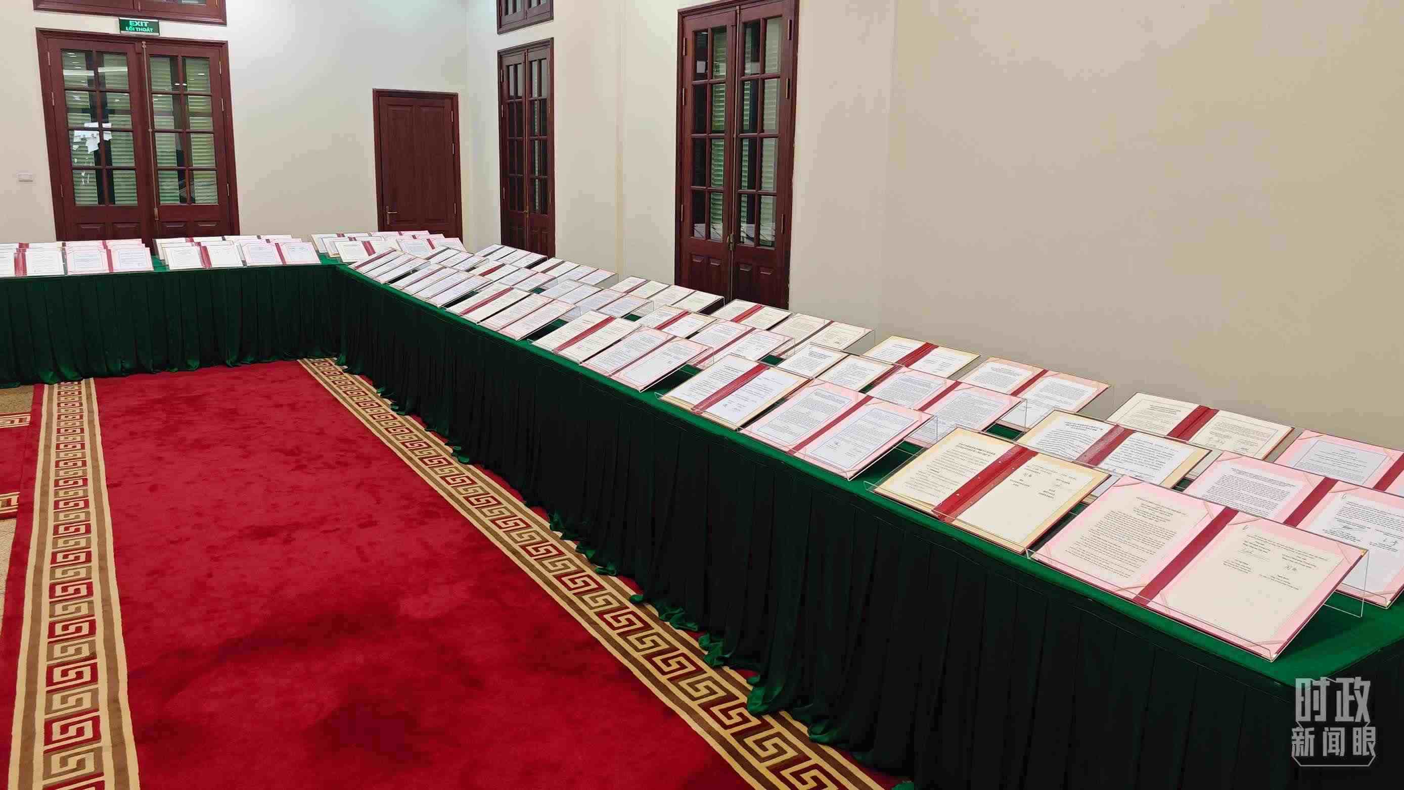 △會(huì)談后，兩黨總書(shū)記共同見(jiàn)證雙方簽署的雙邊合作文件展示，涵蓋共建“一帶一路”等30多個(gè)領(lǐng)域。（總臺(tái)央視記者耿小龍拍攝）