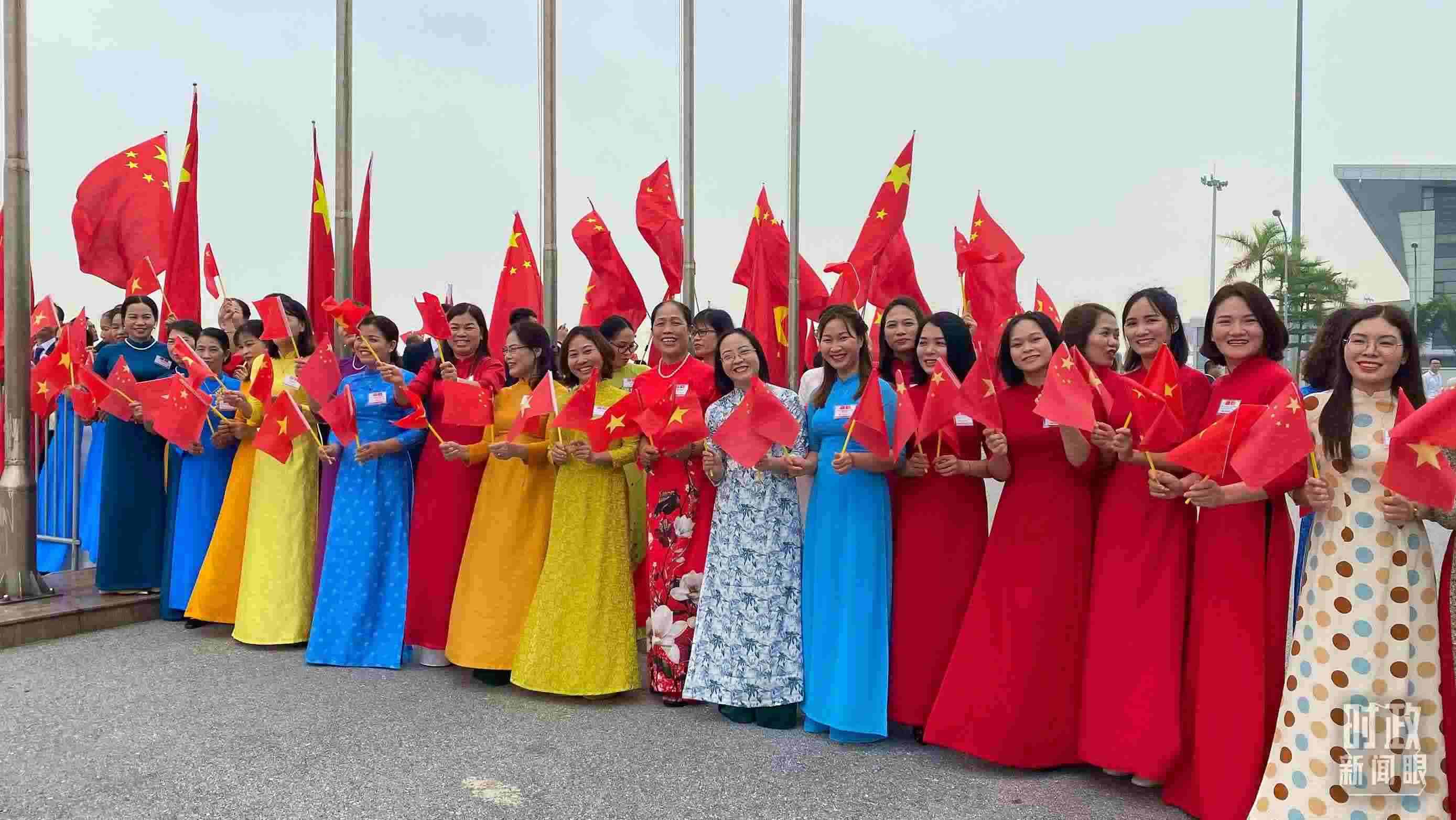 △專機(jī)抵達(dá)前，400多名中越各界代表手持兩黨兩國(guó)旗幟翹首以盼。（總臺(tái)央視記者李增仁拍攝）