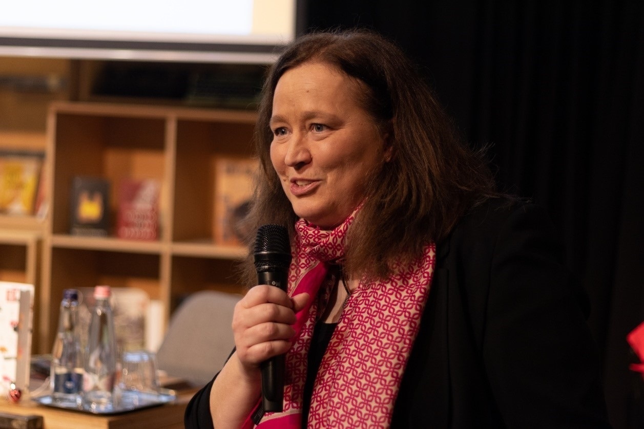 本書譯者宗博莉·克拉拉主持讀書分享會(huì)。摩爾多瓦尼·巴爾納巴斯攝