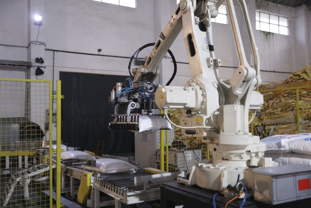 12月14日，在廣西來賓東糖鳳凰有限公司，機械臂在廠房碼放白砂糖成品。