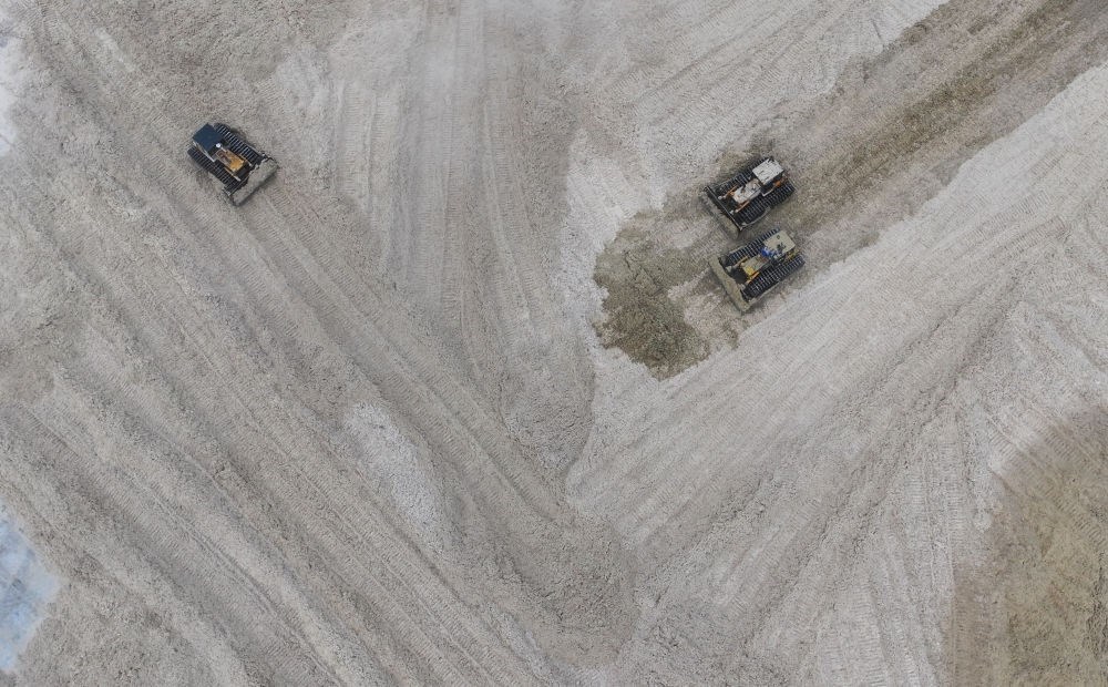 12月12日，在廣西湘桂華糖制糖集團來賓紙業(yè)有限責(zé)任公司，工作人員在整理蔗渣（無人機照片）。