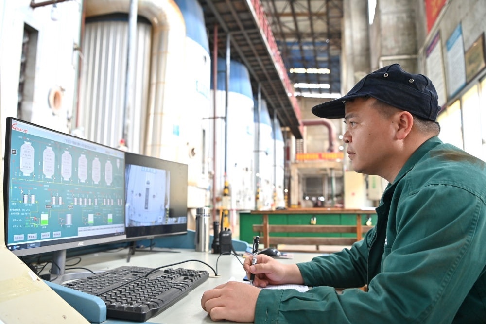 12月12日，工作人員在廣西來賓小平陽湘桂制糖有限公司監(jiān)控蒸發(fā)系統(tǒng)。