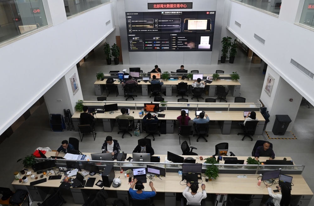 中國—東盟信息港員工在工作中。