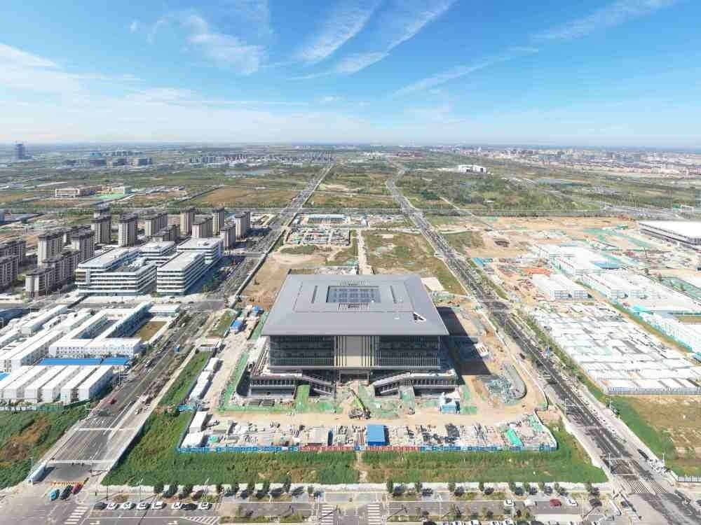 這是雄安新區(qū)大學(xué)園圖書(shū)館（2023年10月1日攝，無(wú)人機(jī)照片）。新華社記者 朱旭東 攝