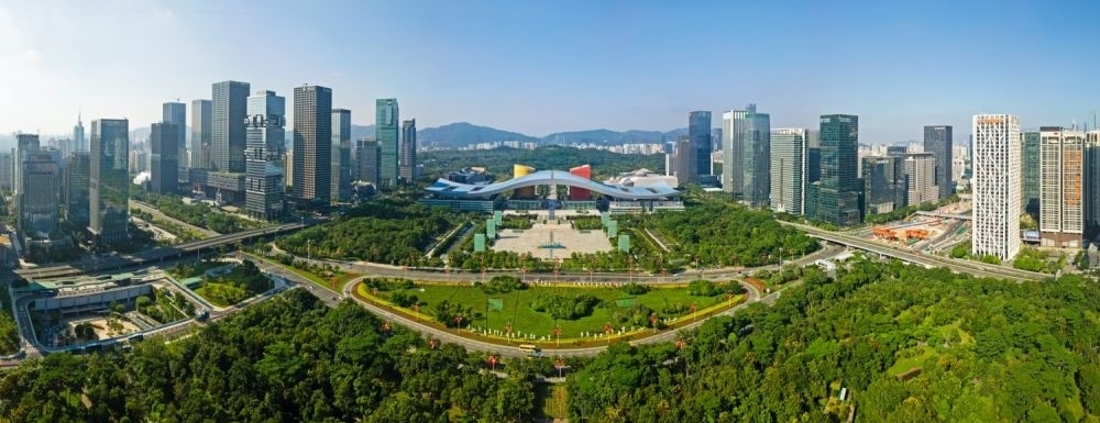 這是在廣東省深圳市拍攝的深圳市民中心和蓮花山公園一線（2020年10月2日攝，無(wú)人機(jī)照片）。新華社記者 梁旭 攝