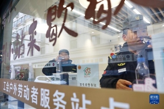 12月16日，戶外工作者在浙江省嘉興市南湖區(qū)丁家橋社區(qū)個性化“惠工小站”休息。