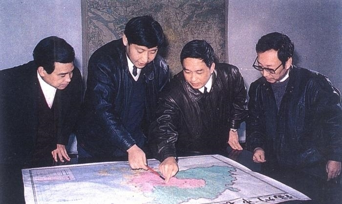 1991年12月，習近平與同事討論福州市戰(zhàn)略規(guī)劃設想。