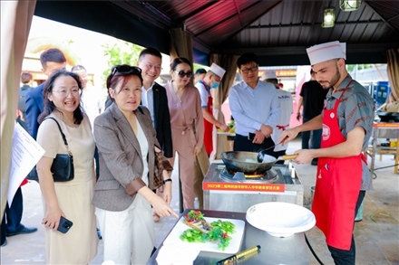 嘉賓現(xiàn)場(chǎng)觀(guān)摩。阿聯(lián)酋上?？偵虝?huì)暨同鄉(xiāng)會(huì)供圖