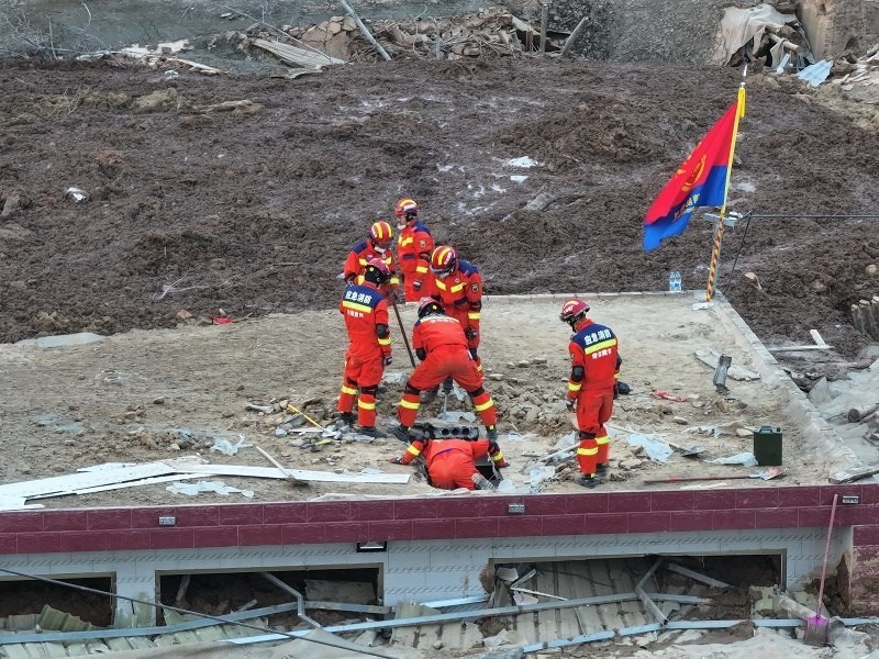 救援人員在現(xiàn)場。賀勇攝。