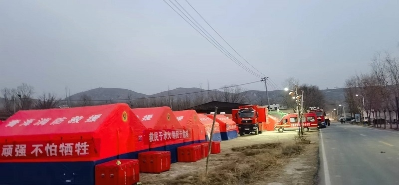 救災(zāi)隊(duì)員現(xiàn)場扎起了帳篷。王梅攝。