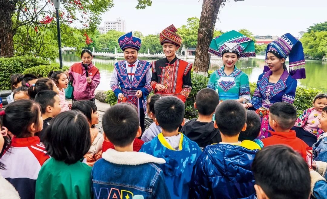 2023年4月25日，廣西桂林，“網(wǎng)絡法治宣傳一條街”在榕湖景區(qū)古南門“開街”，身穿民族服裝的工作人員演唱山歌向青少年普及網(wǎng)絡法治知識。