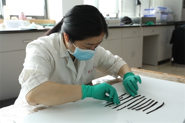 考古工作者正給竹簡(jiǎn)排序。國(guó)家文物局供圖