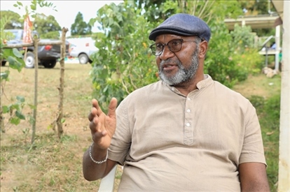 2023年12月18日，瓦努阿圖共和國(guó)總理夏洛特·薩爾維在瓦努阿圖公路項(xiàng)目二期馬勒庫(kù)拉段的移交儀式現(xiàn)場(chǎng)接受人民網(wǎng)采訪。人民網(wǎng) 賀吉攝