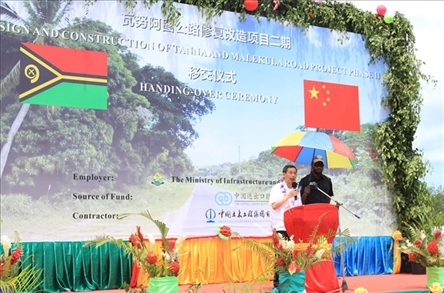 2023年12月18日，中國(guó)駐瓦努阿圖大使李名剛在瓦努阿圖公路項(xiàng)目二期馬勒庫(kù)拉段的移交儀式上發(fā)表致辭。人民網(wǎng) 賀吉攝