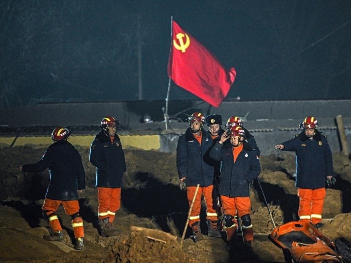 2023年12月21日，救援隊(duì)員在青海省海東市民和回族土族自治縣中川鄉(xiāng)金田村現(xiàn)場(chǎng)救援。新華社記者 張龍 攝