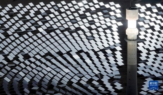 這是2023年6月11日在青海省海西蒙古族藏族自治州格爾木市拍攝的一座光熱電站（無(wú)人機(jī)照片）。 新華社記者 張宏祥 攝