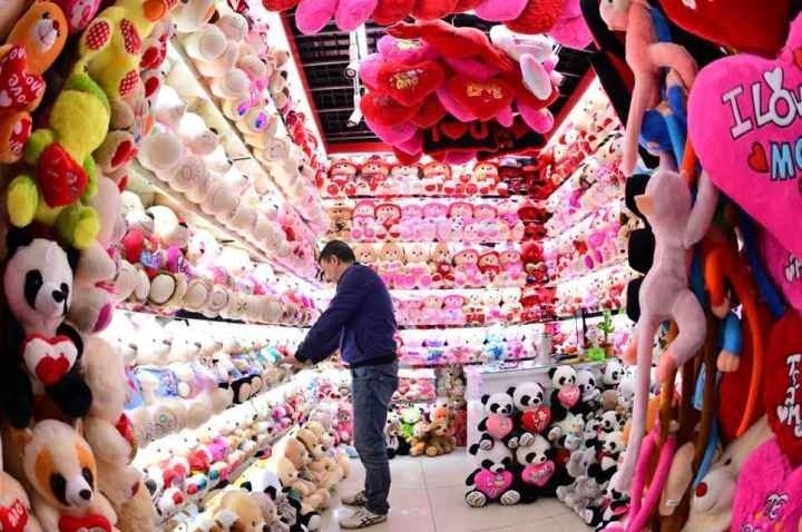 商戶在店鋪內(nèi)整理毛絨玩具。共享聯(lián)盟·義烏 呂斌 攝