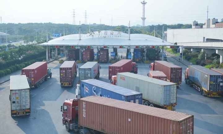 義烏海關排隊等待出關的車輛。共享聯(lián)盟·義烏 吳峰宇 攝