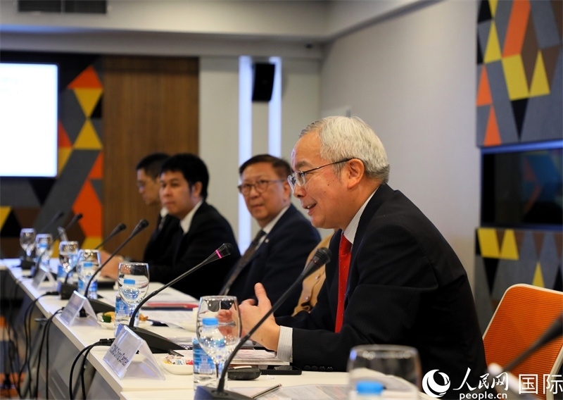 中國(guó)國(guó)際問(wèn)題研究院副院長(zhǎng)榮鷹致開(kāi)幕辭。人民網(wǎng)記者 白元琪攝