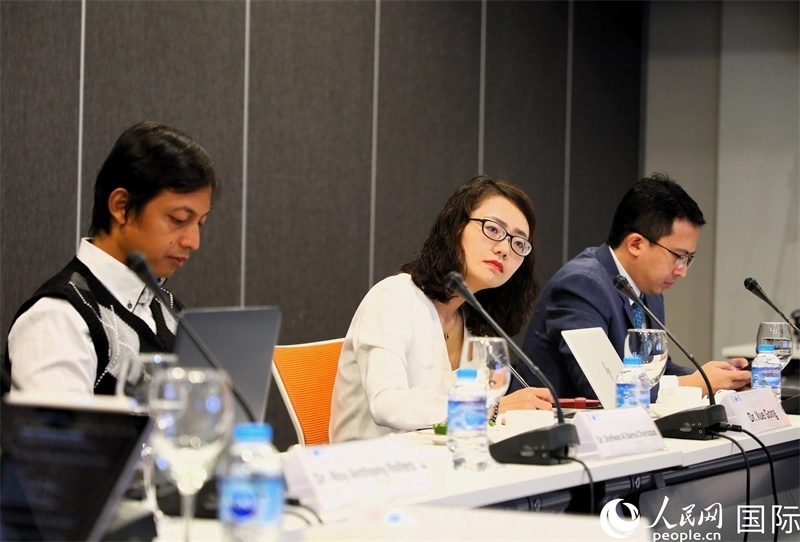 學(xué)者們專注聆聽(tīng)會(huì)議內(nèi)容。人民網(wǎng)記者 白元琪攝