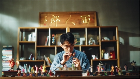 郎佳子彧通過短視頻直播，讓更多人關(guān)注并喜歡捏面人。受訪者供圖