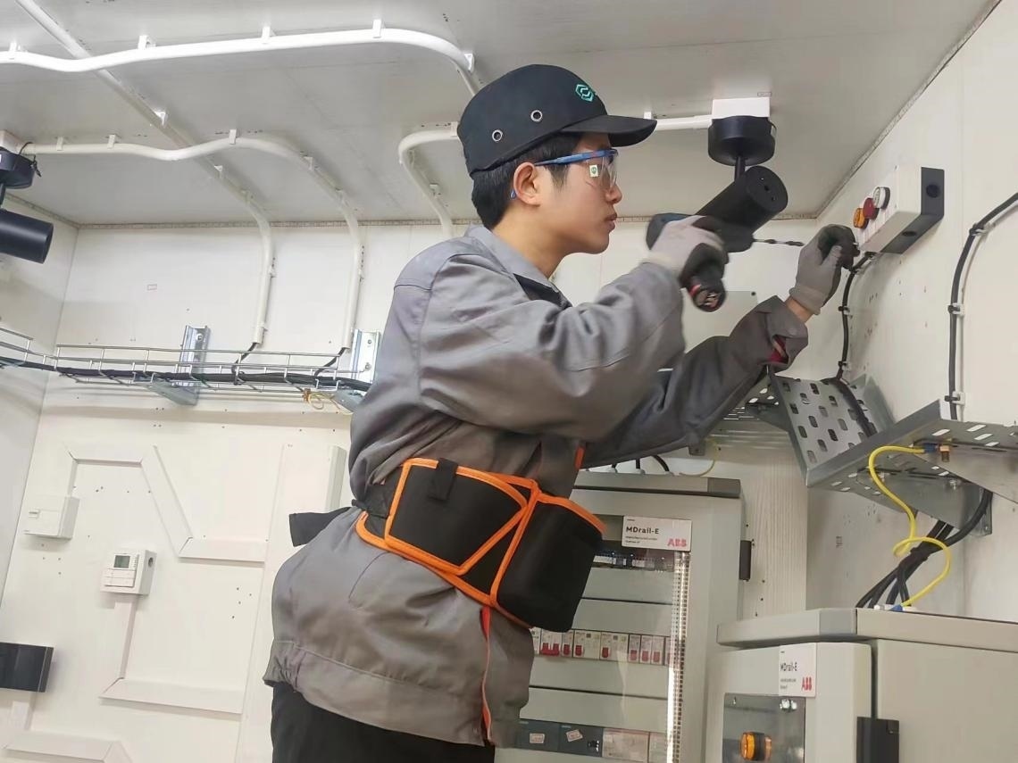 張強在安裝指示燈盒實訓(xùn)中。高磊磊 攝