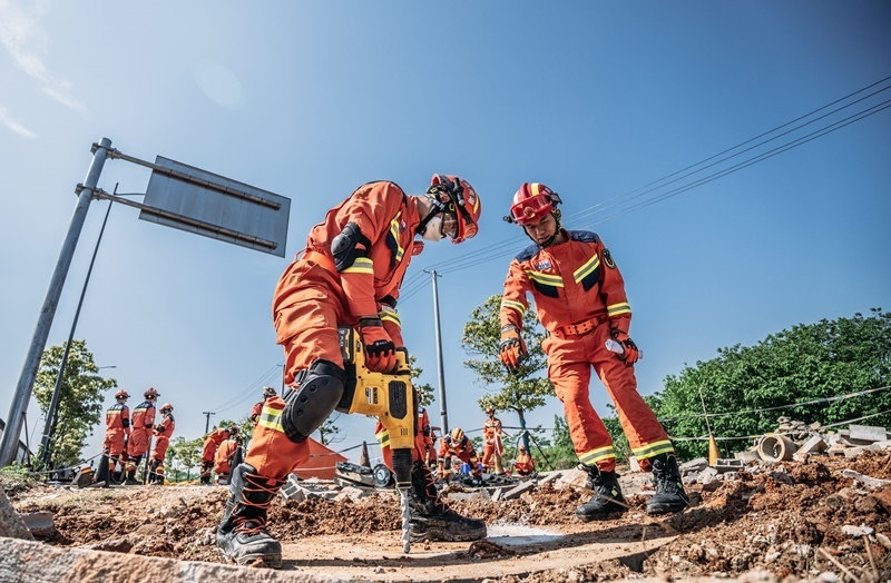 周彩琪和隊友在救援現(xiàn)場。受訪者供圖