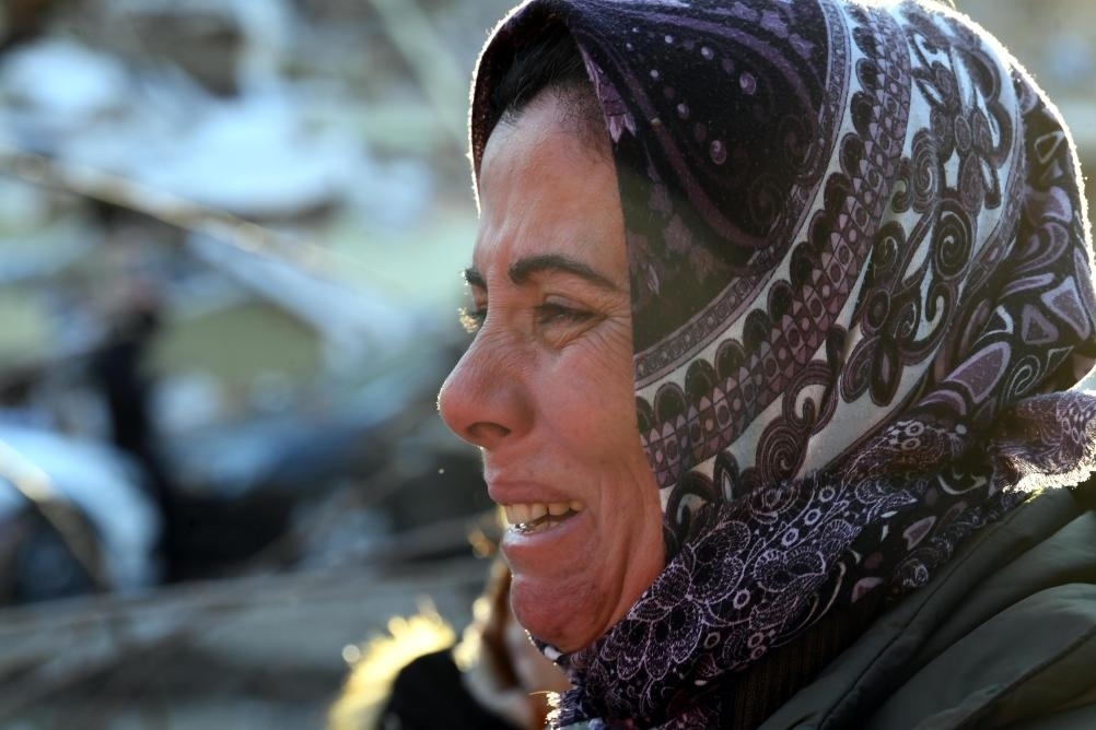 2月8日，在土耳其哈塔伊的一處地震廢墟，當(dāng)?shù)鼐用竦却H人的消息。新華社記者沙達(dá)提攝