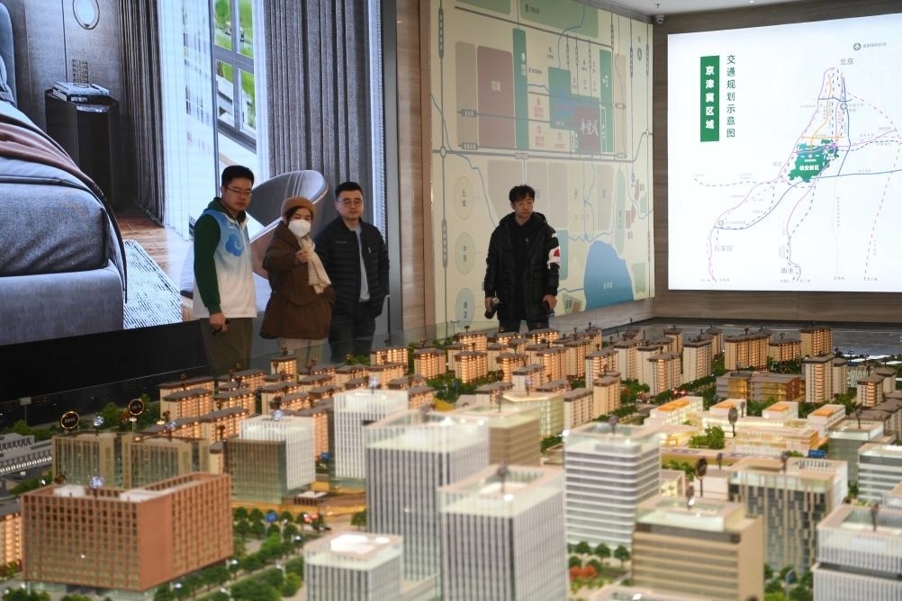 購房者在河北雄安新區(qū)某項(xiàng)目售樓部查看沙盤（2月25日攝）。新華社記者 朱旭東 攝