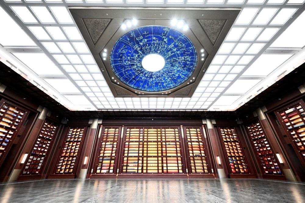 △中國國家版本館中央總館“文瀚閣”內(nèi)景。星空穹頂上是一幅宋代石刻天文圖，傳遞著“文瀚閣”的寓意：中華文明如星空般浩瀚璀璨。