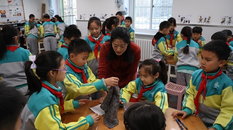 科學老師教同學制作消聲裝置。校方供圖