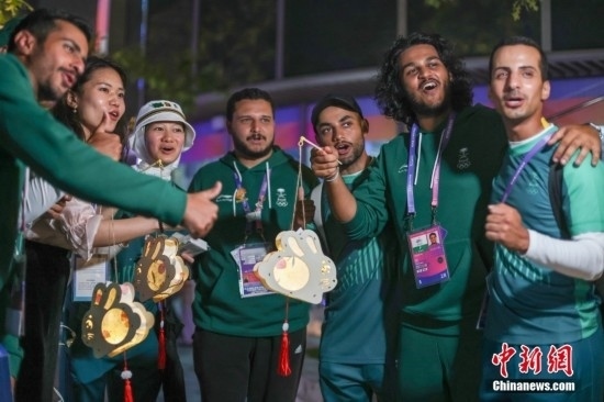 資料圖：9月29日，中國傳統(tǒng)節(jié)日中秋節(jié)，杭州亞運會運動員村舉辦中秋主題活動，中外運動員們歡聚一堂。圖為沙特阿拉伯運動員手持燈籠拍攝照片。<a target='_blank' href='/'><p align=