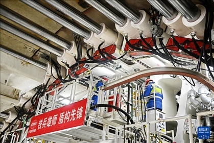 12月30日，中鐵十四局技術(shù)人員在盾構(gòu)掘進(jìn)開始前檢查“海天號(hào)”盾構(gòu)機(jī)。新華社記者 李紫恒 攝