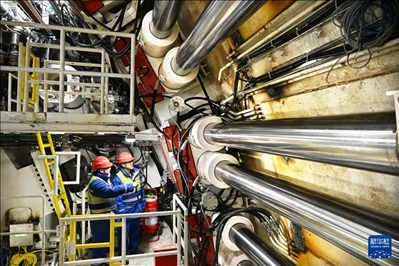 12月30日，中鐵十四局技術(shù)人員在盾構(gòu)掘進(jìn)開始前檢查“海天號(hào)”盾構(gòu)機(jī)。新華社記者 李紫恒 攝