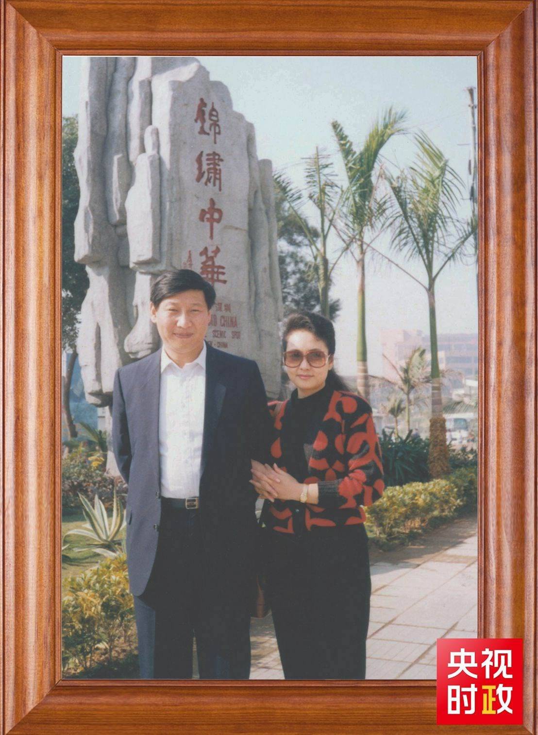 △這是習(xí)近平和夫人彭麗媛的合影。這張照片第一次出現(xiàn)在他的書架上。