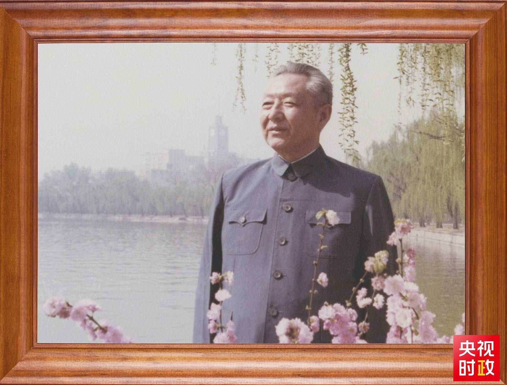 △這是習(xí)近平父親習(xí)仲勛同志的照片。2023年10月15日，是習(xí)仲勛同志誕辰110周年紀(jì)念日。這張照片第一次出現(xiàn)在他的書架上。