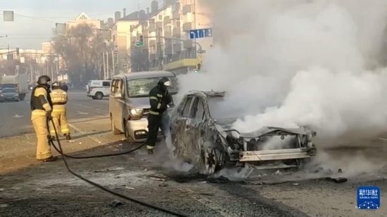 這張俄羅斯緊急情況部12月30日發(fā)布的視頻截圖顯示，在俄羅斯別爾哥羅德市，工作人員在現(xiàn)場救援。新華社發(fā)