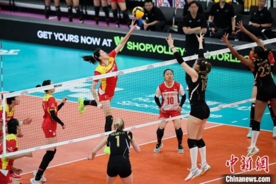 女排世俱杯賽場(chǎng)上，天津渤海銀行女排(紅)對(duì)陣巴西海灘女排(黑)。主辦方供圖