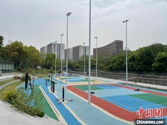 杭州余杭區(qū)一嵌入式體育場(chǎng)地。張煜歡 攝