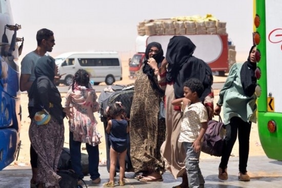  2023年4月27日，在埃及南部與蘇丹交界的阿爾根邊境口岸，人們離開蘇丹進(jìn)入埃及境內(nèi)。新華社發(fā)（拉德萬攝）