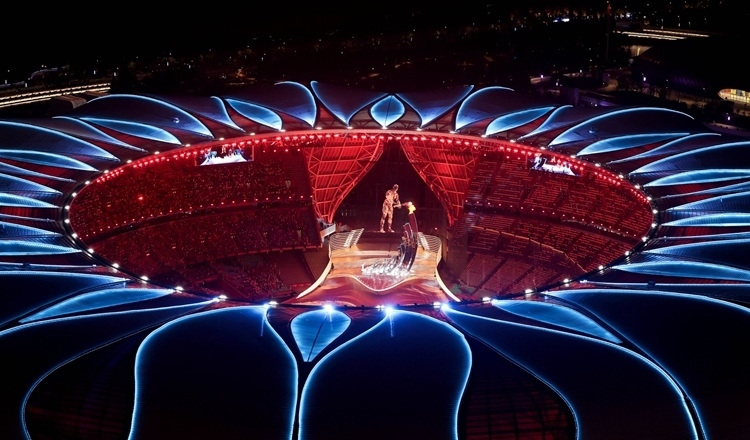 2023年9月23日，最后一棒火炬手汪順和數(shù)字火炬手在杭州亞運(yùn)會(huì)開幕式上點(diǎn)燃主火炬。新華社記者 程婷婷 攝