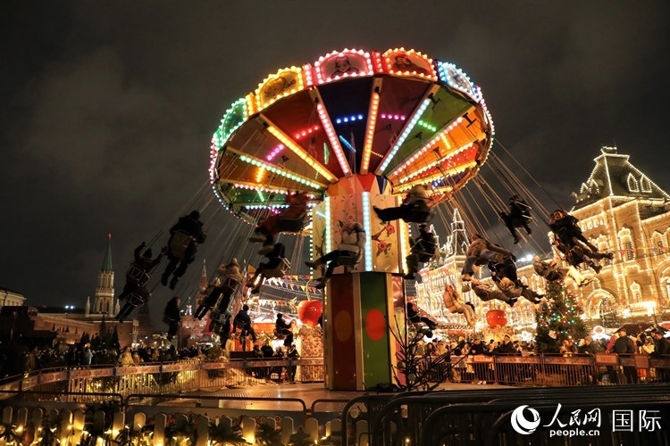 位于莫斯科紅場(chǎng)中央的“古姆”新年集市。人民網(wǎng)記者 隋鑫攝