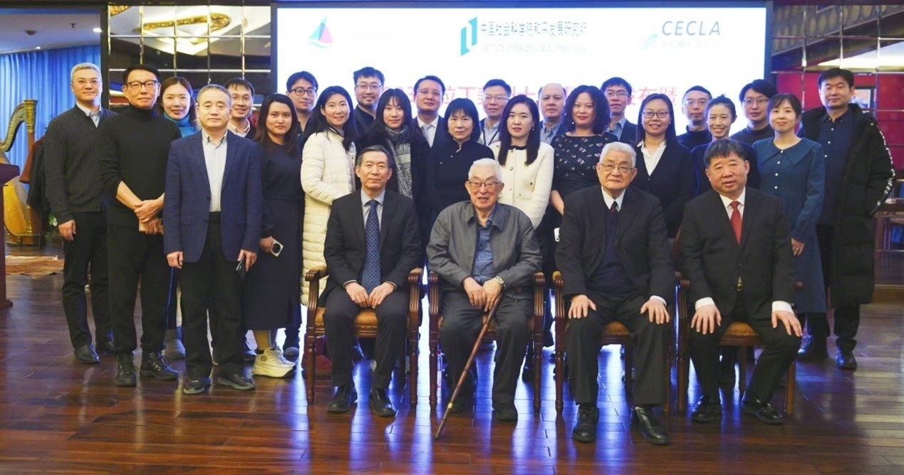 與會專家學者舉行合影。主辦方供圖